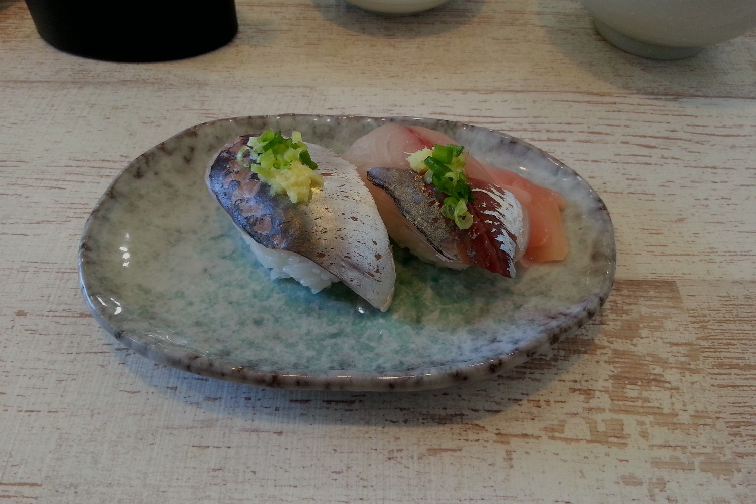 Uni Nigiri auf dunklem Teller