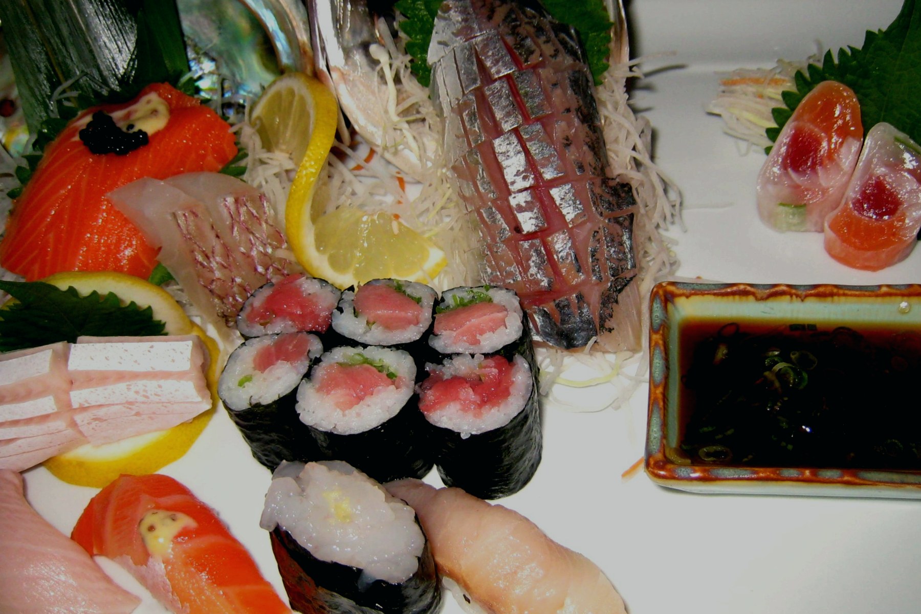 Omakase-Platte mit Nigiri, Sake und japanischer Bar-Atmosphäre