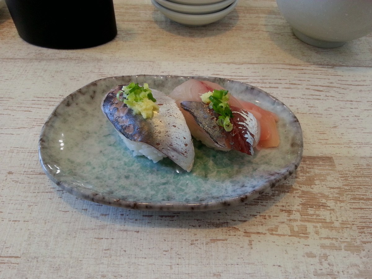 Lachs-Nigiri auf heller Keramik