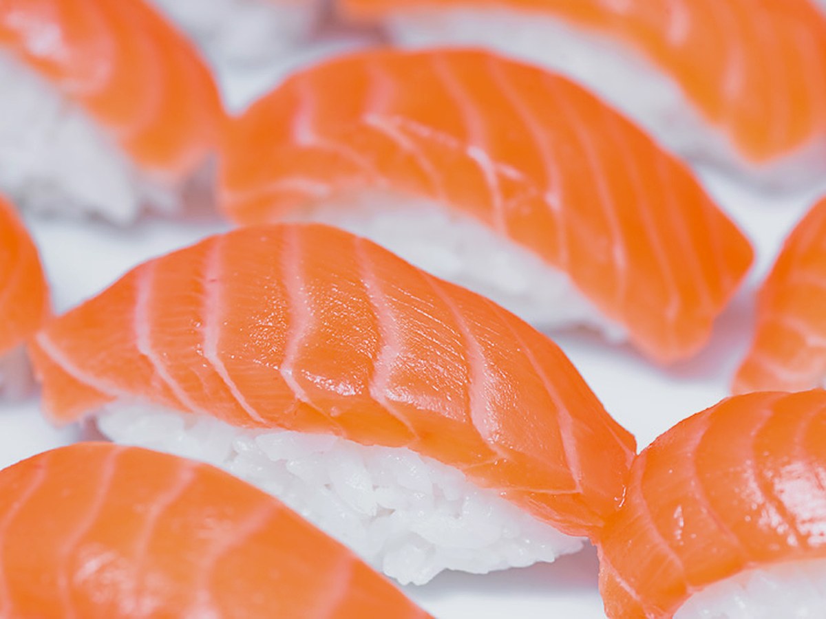 Sushi-Rollen mit Lachs und Soja