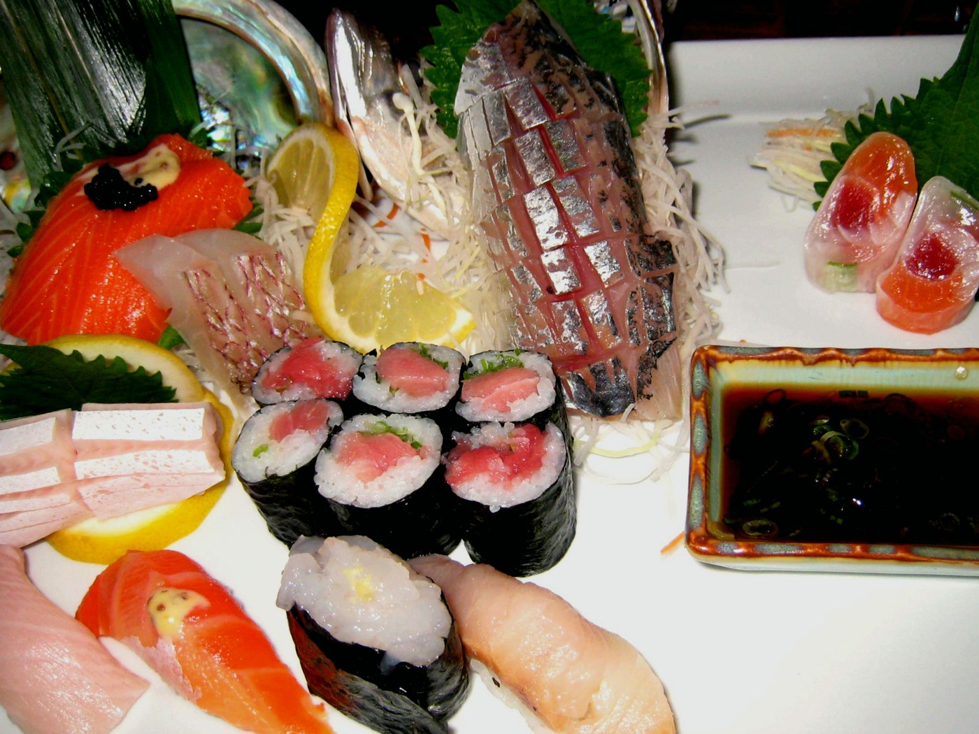 Nigiri-Auswahl auf schwarzem Teller
